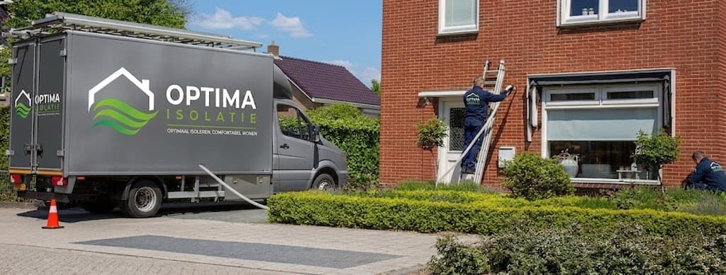 Bus van Optima Isolatie bij een woning tijdens isolatiewerkzaamheden